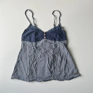 Gulligt linne - Marinblått linne med mönster och spets detaljer. Inga defekter 💕