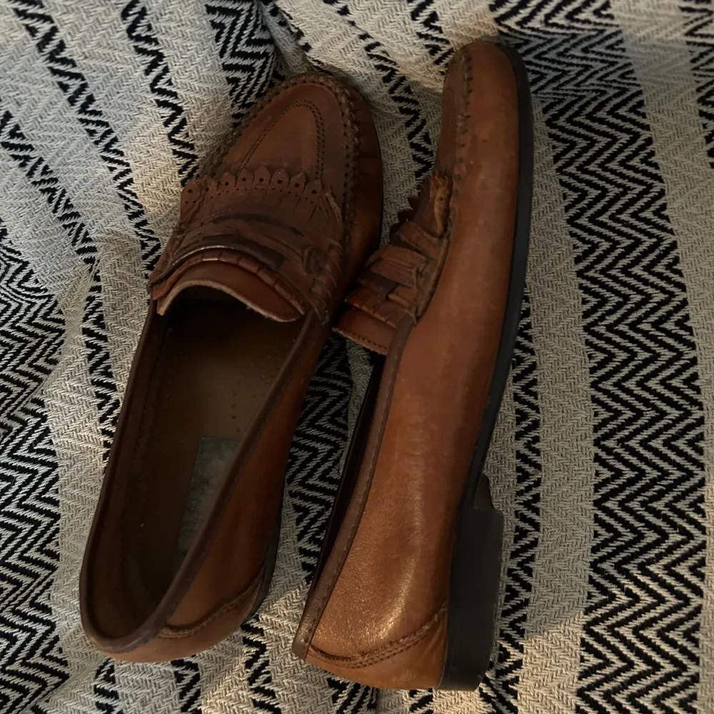 Ett par fina loafers i en fin brun färg som tyvärr är för stora för mig❣️. Skor.