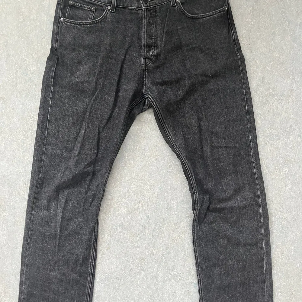 Svart/gråa jeans från weekday i gott skick, storlek 34/34. Jeans & Byxor.