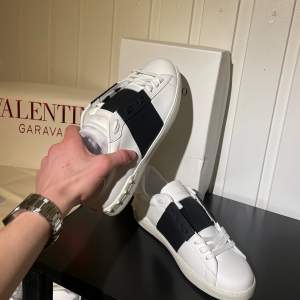 Säljer nu dessa sjukt feta helt nya Valentino Garavani skor i storleken 42 och färgen svart, säljer för 2100 och allt tillkommer(box, dusbag, kartong) Hör av dig vid frågor och funderingar!!🍾