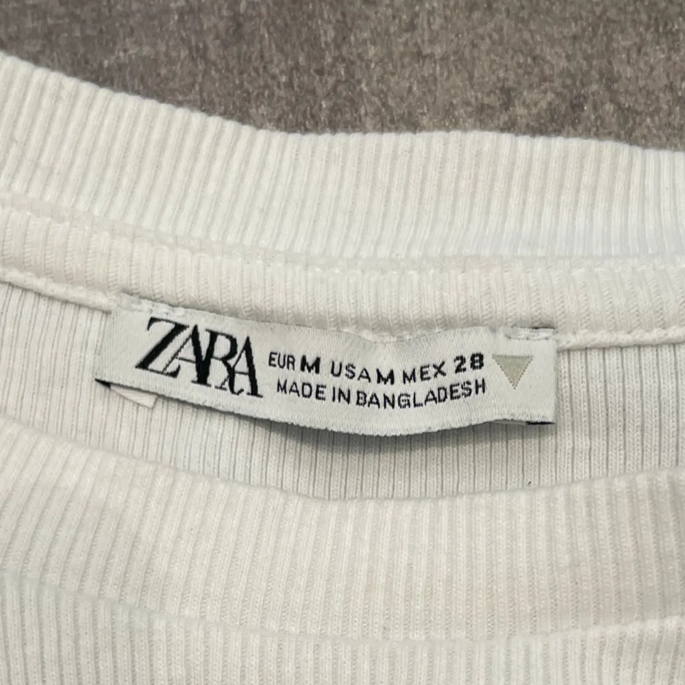Zara topp i fint skick, nästan aldrig använd, storlek M men passar S/Xs, nypris 129 kr 🥰. Toppar.