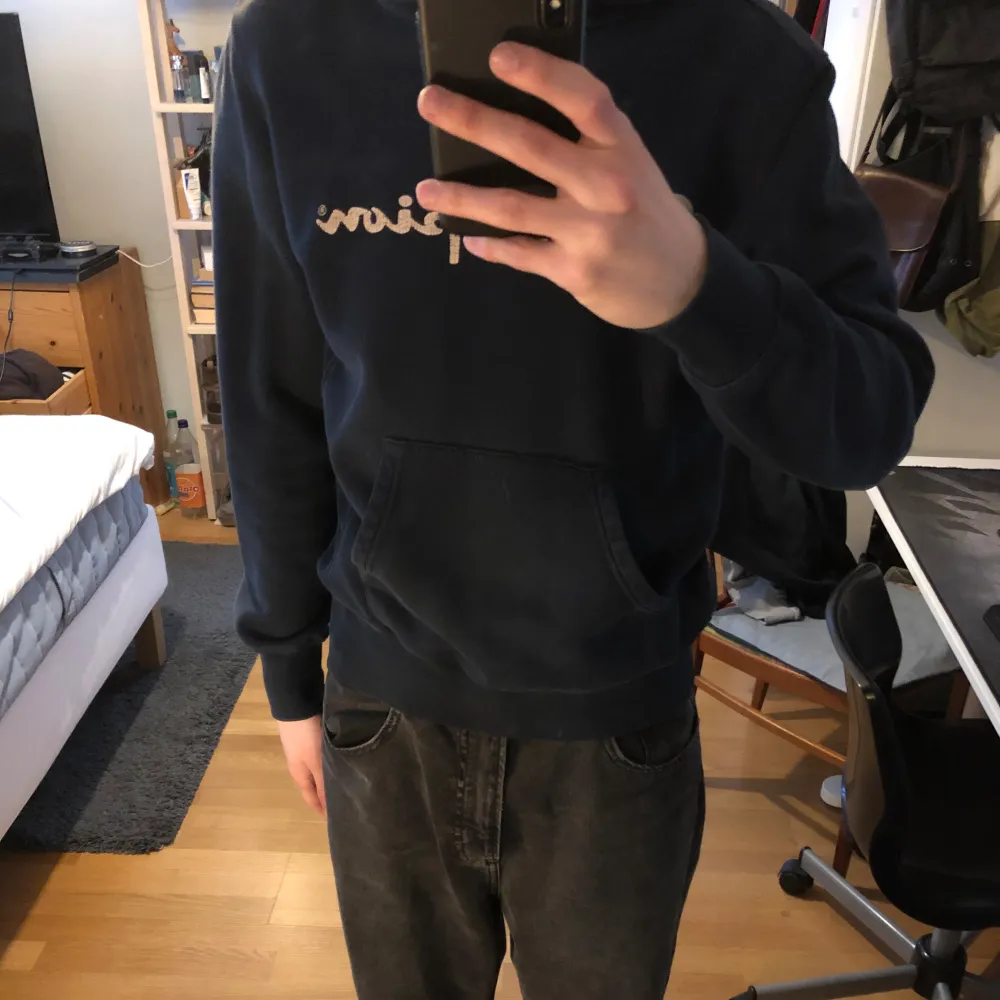 Mörkblå äldre champion hoodie med använd wash.. Hoodies.