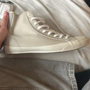 Jätte fina converse,lite smutsiga men det borde gå bort om man tvättar dom, fick dom i present så vet inte hur mycket original pris men chansar på 1500, mitt pris 230! Pris går och diskutera!