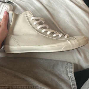 Vita converse - Jätte fina converse,lite smutsiga men det borde gå bort om man tvättar dom, fick dom i present så vet inte hur mycket original pris men chansar på 1500, mitt pris 230! Pris går och diskutera!