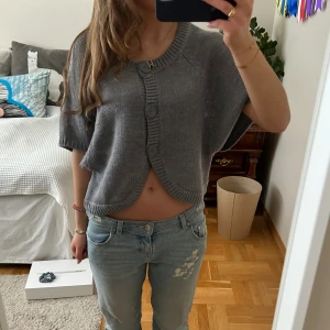 Grå stickad bolero/ kofta - Grå stickad kofta/ bolero. Storlek M men passar mig som har XS/S💗