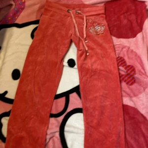 Vintage juicy - En gammal modell av juicy byxor, några rhinestones har ramlat av. Säljer då där är lite för stora på mig.🫶 skulle säga att dem är lite små i storleken.