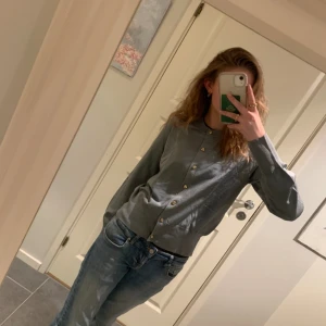 Supersöt kofta från H&M💙 - Blå kofta med guldknappar från H&M, passar året om. Nyskick med prislappen kvar, aldrig använd. Storlek M men passar S åxå❤️❤️