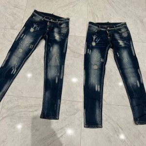 Dsquared2 jeans -   Storlek: 10-12 år.  Skick: 9/10 Köparen betalar för frakt📦 Pris kan diskuteras. Fraktas genom insabox. 1 par kostar 450