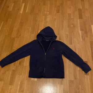 Ralph lauren full zip hoodie - Tja jag säljer den här Ralph Lauren full zip hoodien S för 300. Den är helt ok skick 7/10.
