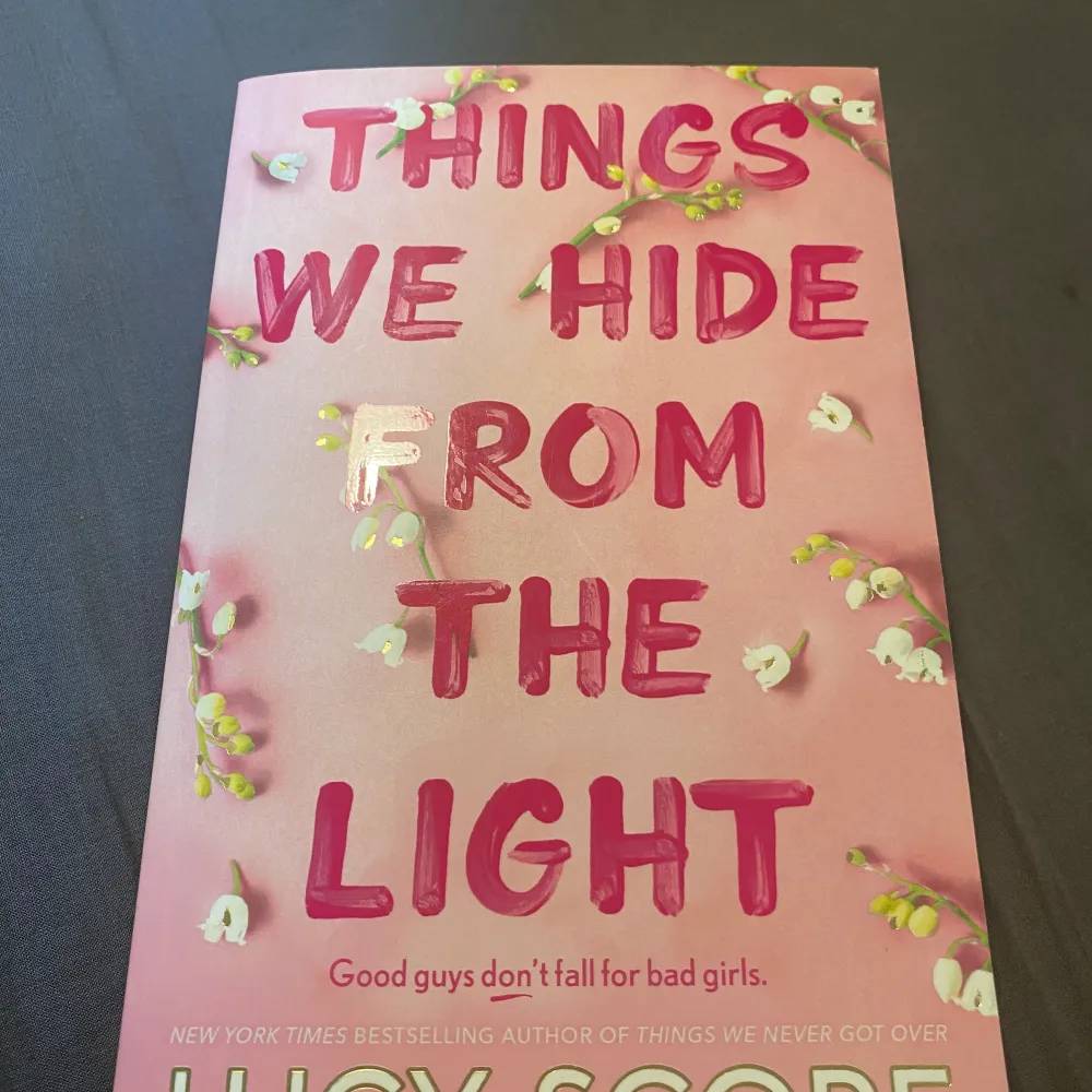 Säljer boken Things we hide from the light av Lucy Score. Boken är den andra i bokserien knockemout (things we never got over). Superpopulär på tiktok. Aldrig läst och därav är den i perfekt skick. . Övrigt.