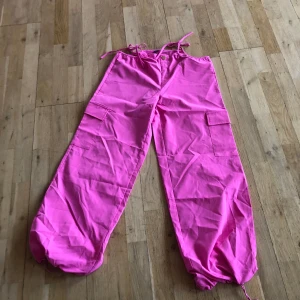 Snygga cargobyxor från Shein - Helt Nya cargobyxor från SHEIN. Supersnygg modell. Justerar de i sidorna med knytband. Stl 36