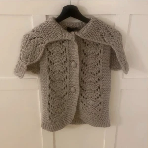 Kofta - Köpt på Plick men passade inte mig! (Lånade bilder!!)