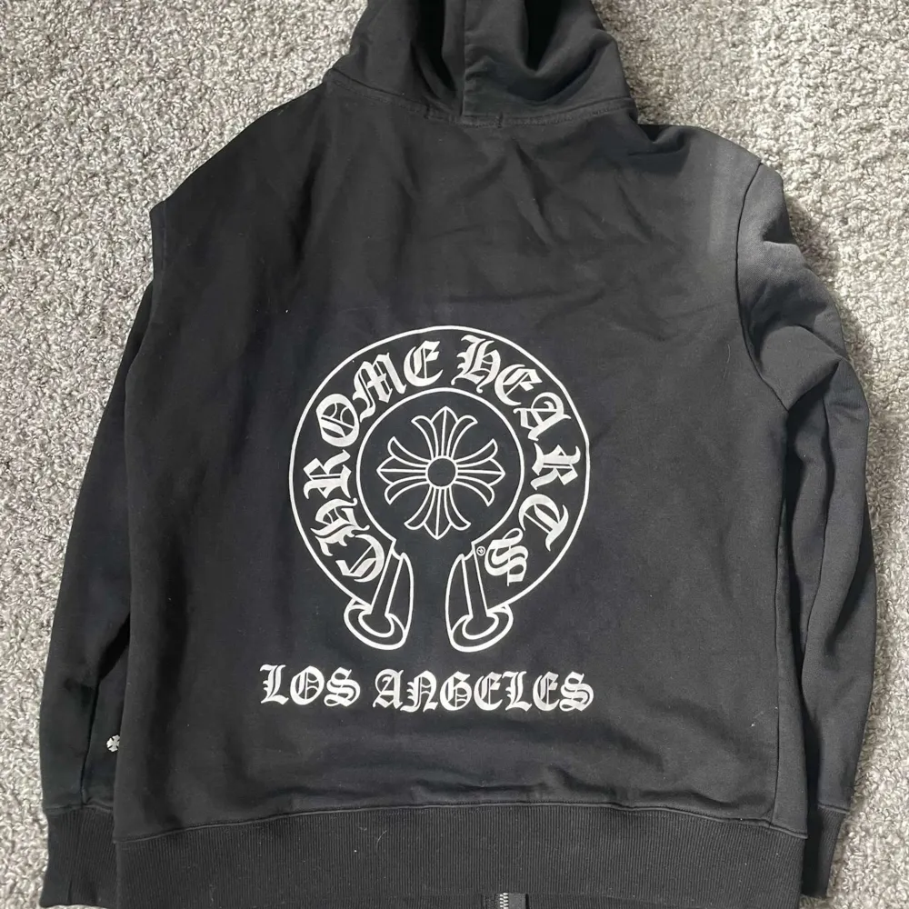 Säljer dena tvärfeta chrome hearts zip hoodien. Passar dig som är 175-180cm och väger ca 60-70kg (OBS 1:1). Hoodies.