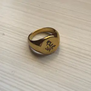 Signatur guldpläterad ring med blomma nästan ny bara testad fåtal gånger 💐 Klicka gärna på köp nu eller kontakta 🤗