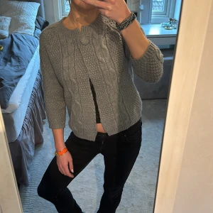 Trekvartsärmad kofta - SKITT SNYGG trekvartsärmad kofta!!!😍😍 Har en knapp på framsidan som man kan knäppa! 