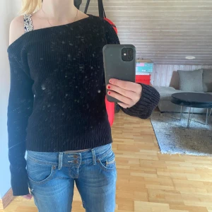 Stickad one shoulder tröja ifrån Even&Odd - Tröjan är i bra skick och inte använt på länge. Storlek Xs/S. Pris kan diskuteras 