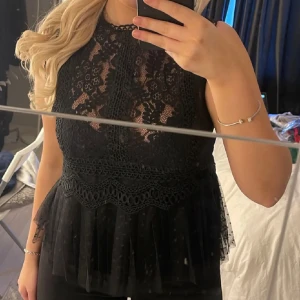 Zara blus - Jättefin blus köpt här på Plick som tyvärr var stor på mig och har därför endast använts ett fåtal gånger 