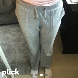 Juicy byxor - Säljer dessa juicy byxor i st 12/13 men skulle säga att de passar längden 150-160💘 de är en liten gul fläck vid låret men inget man tänker på. Skriv om ni undrar något eller är intresserade!💘