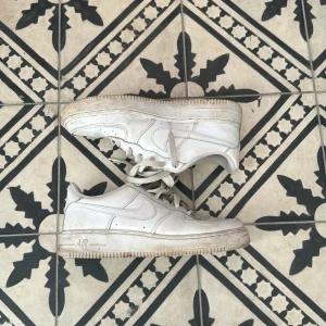 Sneakers  - Vita air force väl använda därmed sänkt pris💃🏼 köpte för 1300:- 
