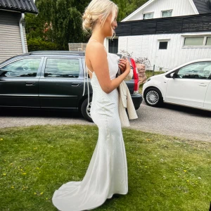 Balklänning - Säljer min balklänning som endast använts under min bal. Inga fläckar eller defekter! Köpt från Zalando förra året men finns inte kvar!  Jag är 172! 