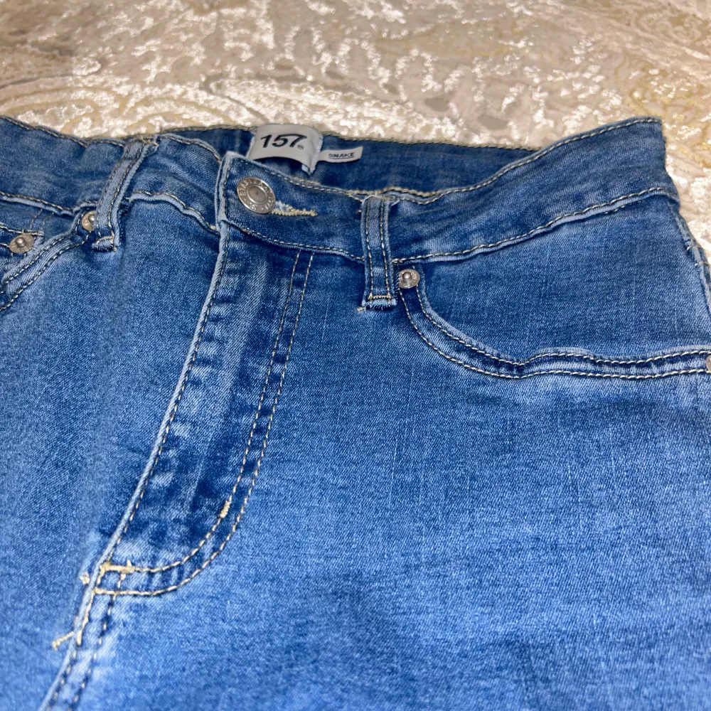 Ett par blåa jeans som är från lager 157. Använd många gånger men är i bra skick. Storlek M. Original priset 200kr säljer för 80kr. Jeans & Byxor.