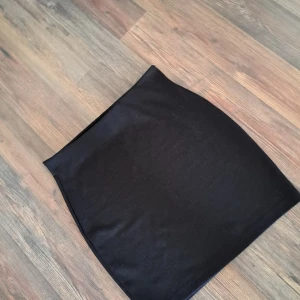Kjol - Svart kort kjol i storlek xs inga skador eller fläckar i bra skick 