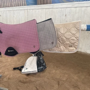 Schabrak  - Väldigt fina schabrak inga hål eller andra skavanker, finns lite svarta märken där sadeln suttit men inget som syns när man har en sadel på Gråa Trinty schabrak 50:- Rosa Trinty schabrak 100:- Guldiga coperfield schabrak 100:-  Köparen står för frakt