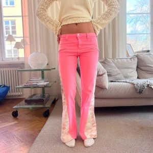 Jeans!  - Så brutalt snygga och unika jeans! Modellen är 169❤️ MIDJEMÅTT:79cm INNERBENSLÄNGDEN: 79cm