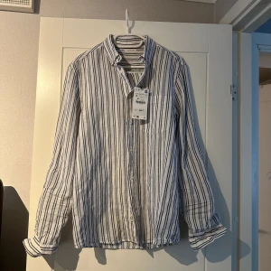 Randig linneskjorta - Säljer helt oanvänd randig linneskjorta då den är för stor för mig. Skjortan är från Zara och har en likadan fast vit på min profil. Passar någon som är runt 176-180 skulle jag säga, den är ganska oversized. Nypris: 400 kr. Skriv gärna om du har fund