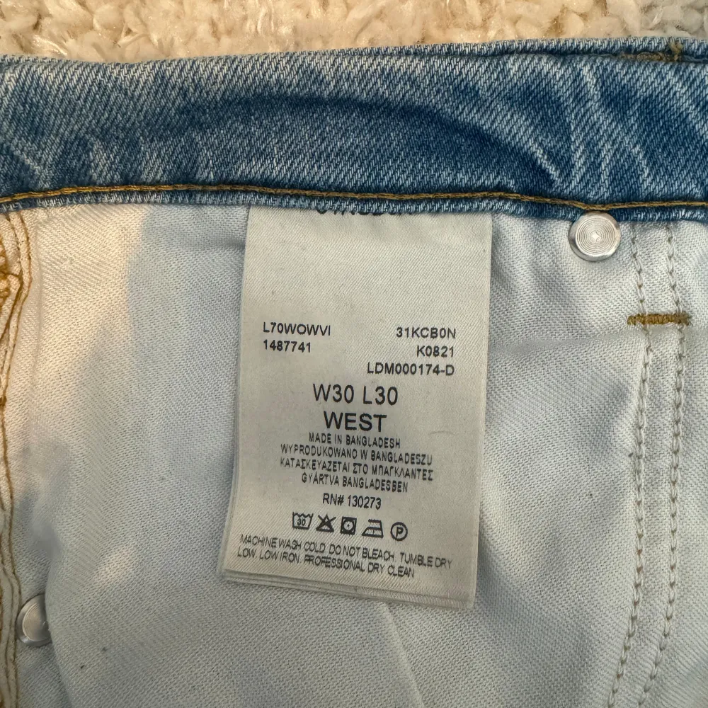Tja, säljer nu mina jeans för de har blivit för små och tänker nu passa vidare dom till någon annan. Inte använda så mycket pga att de varit små, bra skick. Köpt på Hanzens för ett år sedan. . Jeans & Byxor.