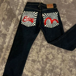 Evisu jeans - Säljer dessa ascoola Evisu jeans då dom inte kommer till användning längre  Storlek 30 x 34 och passar mig perfekt lågmidjat som bär storlek S i damjeans 