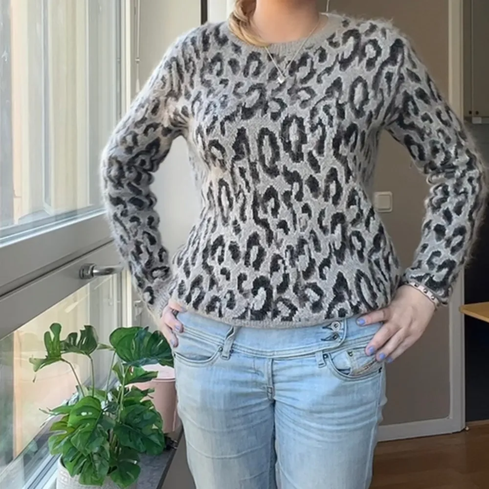 Så fin grå stickad leopard tröja ifrån other stories!!. Stickat.