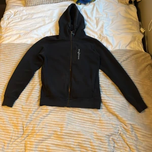 Sail Racing Zip Hoodie - Riktigt fet zip hoodie från sail racing, använt ett bra tag nu men fortfarande i rätt så bra skick. Jag är 175 cm och den passar perfekt på mig. Bara att fråga om ni undrar över något😄