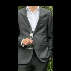 Kostym - Säljer min gamla kostym då den är för liten för mig. Nypris 3500 kr från Brothers, mitt pris 1500 kr. Vad som ingår: kavaj, kostymbyxor och skjorta. Kavajen är i storlek 48. Var ungefär 184 cm då bilden togs. Användes endast två tillfällen så prima 👌🏻