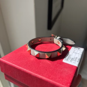 Valentino armband - Jättefint äkta armband från Valentino! I bra skick då det ej är använt mycket. Nypris ca 2000 tror jag. Köparen står för frakten. Skriv om du vill ha mer bilder 💞💞