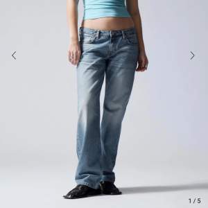 Så coola low waist jeans från Weekday!! Säljer då de tyvärr inte kommer till användning 💓Skriv vid frågor eller fler bilder!