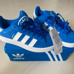 Nya blå Adidas Campus - storlek 36 2/3 - Adidas Originals Campus 00 s j OBS Storlek: 36 2/3 Färg: Blue Bird / Cloud White / Blue Bird Nya och oanvända. Ligger kvar i kartong. Innesulan är 23,8 cm. 