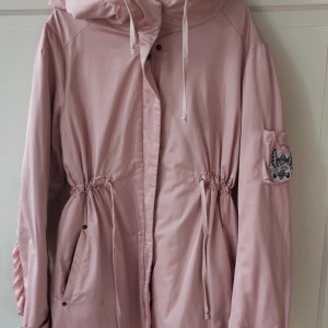 Jacka Odd Molly - Söt vårjacka från Odd Molly stl 4. Fina detaljer. Passar perfekt nu på våren. 