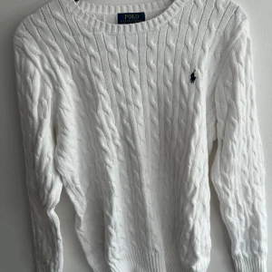 Ralph lauren tröja - Säljer min raplh lauren tröja eftersom den knappt används, det är i storleken XL barn och sitter som S i vanlig storlek. Hör av dig vid funderingar 