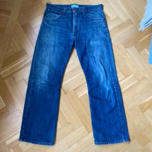 Levi’s Silver Tab - Levi’s silver tab i storlek 34/32. Har däremot själv 32/34 och de passar mig. Litet slitage på baksidan men har sytt igen det.  Pris: 399kr. 