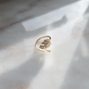 Ring från Yomie - Yomie har fina kvalitativa prisvärda ringar som endast kostar 119kr 💕 Alla är vattentäta och gjorda av rostfritt stål 💛 Ringarna orsakar alltså inga utslag 💕Denna ring är justerbar & i färgen guld 💛 För fler frågor/bilder skicka ett meddelande💕