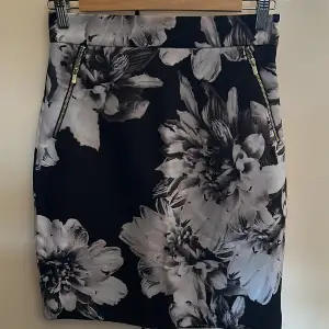 Säljer denna blommiga kjol från hm i storlek 36