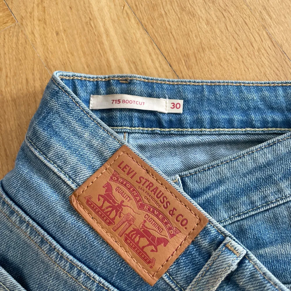 Blå snygga bootcut jeans som är använda 3 gånger. Säljer då de är förstora för mig tyvärr, W30 L34. Köparen står för frakten🩵. Jeans & Byxor.