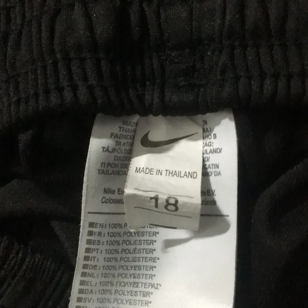 Säljer mina svart rosa psg byxor för 450, är nt säker p vad de är för storlek men passar mig som brukar ha storlek s-m i byxor. Jeans & Byxor.