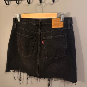 Jeanskjol  - Svart jeanskjol i storlek 28 från Levis🌻 Säljs pga att den inte kommit till användning. Mycket fint skick och väldigt sparsamt använd. 🌻
