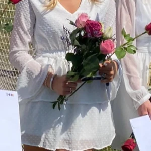 Klänning - Säljer denna fina klänning. Passar perfekt till skolavslutning och sommar.  Slutsåld. 