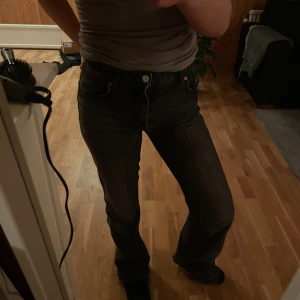 Zara jeans bootcut - Säljer dessa zara bootcut jeans i storlek 34 då de inte kommer till användning. Slitna ner till men annars i fint skick. 150kr + ev frakt🥰
