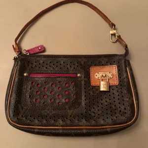 Louis Vuitton väska  - Snygg väska, vintage. Dustbag ingår  OBS köpt second hand! Äkthetsbevis  finns därav ej tyvärr. 
