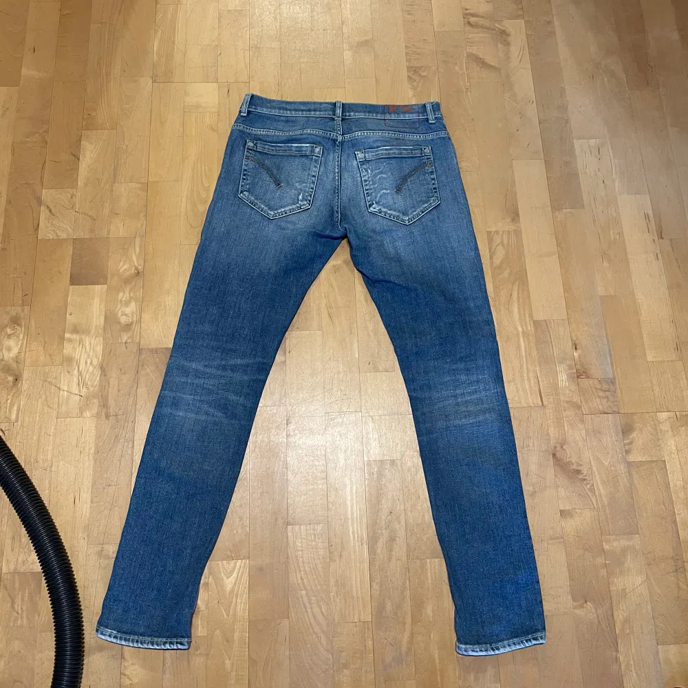 Tja, säljer dessa super schyssta dondup jeansen i storlek 34. Jeansen är i riktigt bra skick utan några defekter och har endast varigt andvända ett fåtal gånger. Modellen på bilden är 185 cm och väger ca 78 kg. Vid frågor så är det bara att skriva!. Jeans & Byxor.