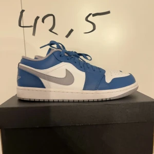 Jordan 1 lows - Jordan 1 lows i snygg färgkombination och jättefint skick (ingen creasing), perfekt nu till sommaren!🌞 Unisex modell. Köpta från nikes hemsida! Nypris: 1349 :-